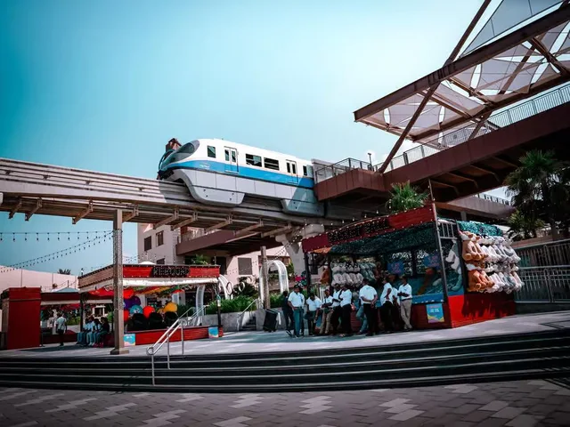 Dubai Day Tour from Abu Dhabi: Palm, Old Dubai & Dubai Mall in Abu Dhabi — experience image 6 of 10