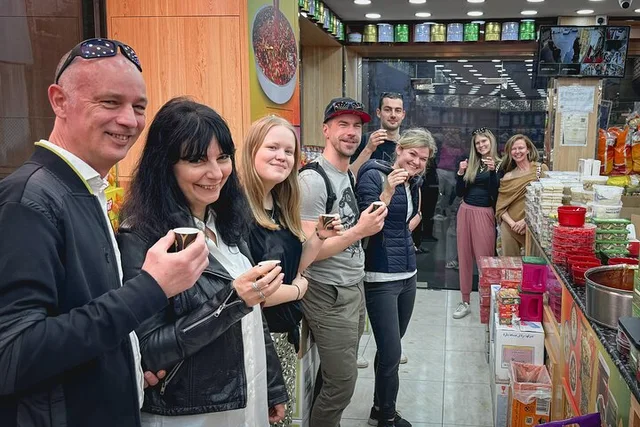 Muharraq Pearling Path Walking Tour: Heritage Houses & Meals in Manama — experience image 13 of 18
