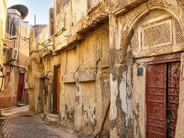 Bahrain UNESCO Tour: Dilmun Mounds, Fort & Pearling Path in Manama — experience image 11 of 14