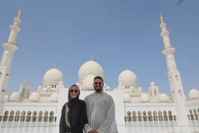 Abu Dhabi Tour from Dubai: Grand Mosque, Palace & Etihad Towers in Dubai — experience image 10 of 24