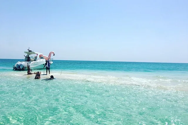 Jarada Island Private Boat Trip from Bahrain: 3 or 6 Hours in Manama — experience image 5 of 12
