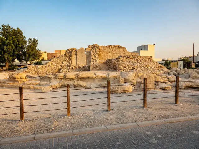 Bahrain UNESCO Tour: Dilmun Mounds, Fort & Pearling Path in Manama — experience image 8 of 14