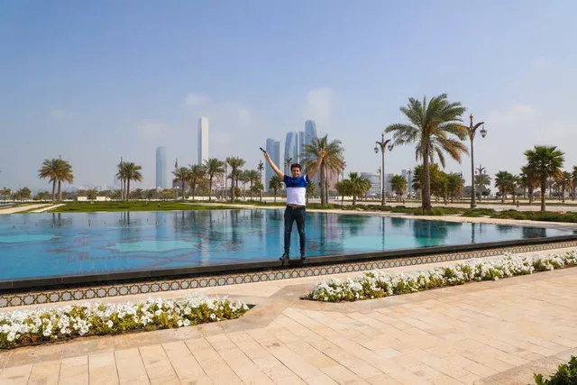 Abu Dhabi Tour from Dubai: Grand Mosque, Palace & Etihad Towers in Dubai — experience image 5 of 24