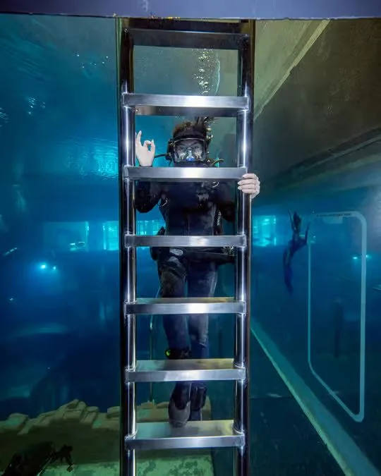 Deep Dive Dubai Sunken City Walk: Guided Underwater Experience in Dubai — experience image 5 of 9
