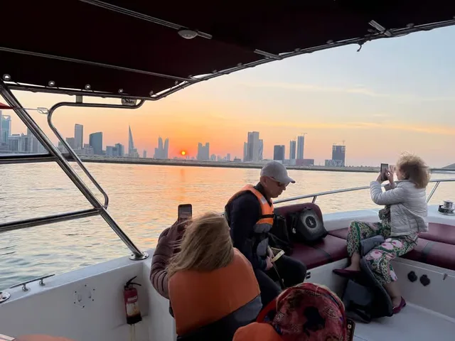 Manama Private Boat Cruise & Bahraini Restaurant Dinner in Manama — experience image 3 of 9
