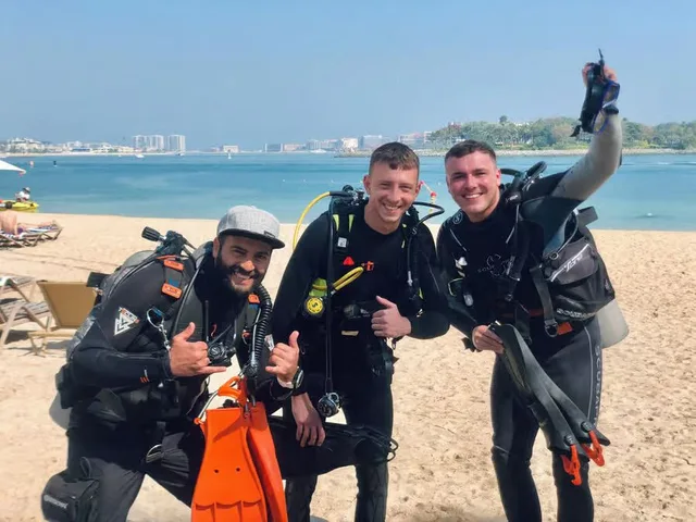 Discover Scuba Diving Dubai: Beginner Shore Dive with Instructor in Dubai — experience image 3 of 6