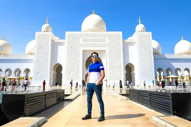 Abu Dhabi Tour from Dubai: Grand Mosque, Palace & Etihad Towers in Dubai — experience image 23 of 24