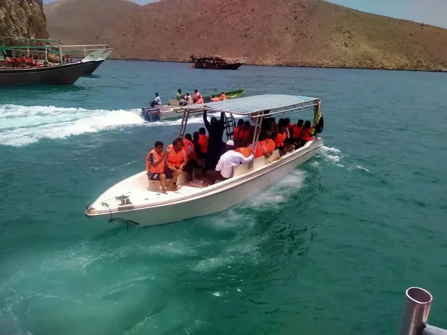 Musandam Khasab Dhow Cruise from Ras Al Khaimah with Lunch in Ras Al-Khaimah — experience image 9 of 18