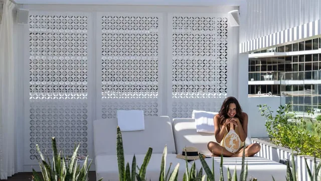 Th8 Palm Dubai Beach Day Pass: Fluid Pool & Beach Club in Dubai — experience image 5 of 7