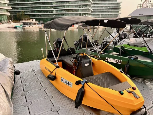 Yas Island Self-Drive Boat Rental: Private One-Hour Option in Abu Dhabi — experience image 14 of 16