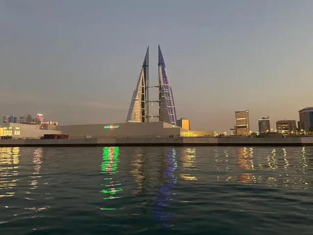 Manama Private Boat Cruise & Bahraini Restaurant Dinner in Manama — experience image 6 of 9