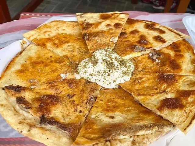 Manama Souq Food Tour: Bahraini Tastings & Guided Walk in Manama — experience image 7 of 11