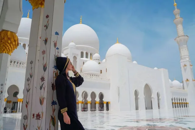 Abu Dhabi Full-Day Tour from Dubai with Sheikh Zayed Grand Mosque experience in Dubai