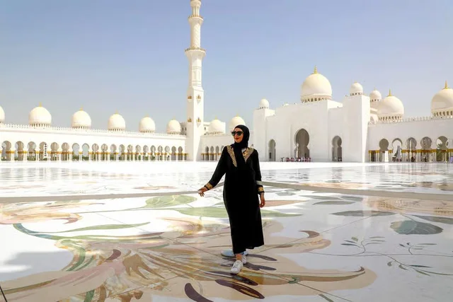 Abu Dhabi Tour from Dubai: Grand Mosque, Palace & Etihad Towers in Dubai — experience image 19 of 24
