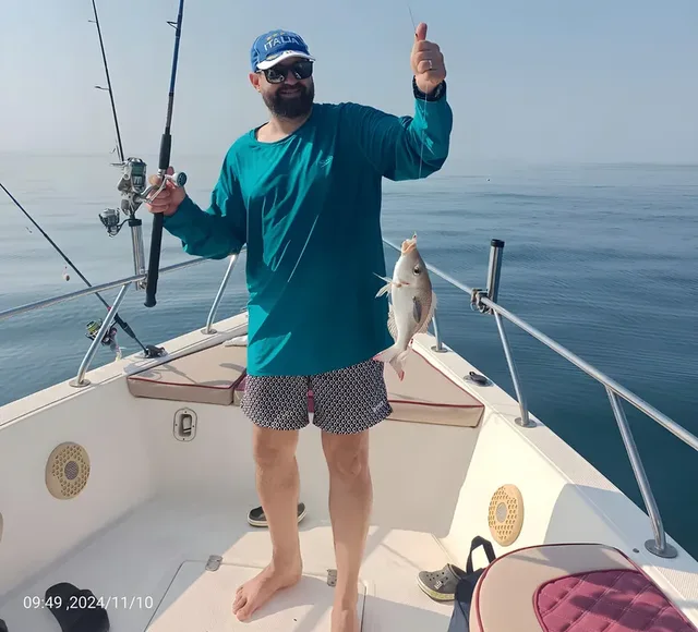 Private Fishing Trip Ras Al Khaimah: Four-Hour Open-Sea Charter in Ras Al-Khaimah — experience image 4 of 9