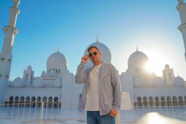 Abu Dhabi Full-Day Tour from Dubai with Sheikh Zayed Grand Mosque in Dubai — experience image 4 of 7