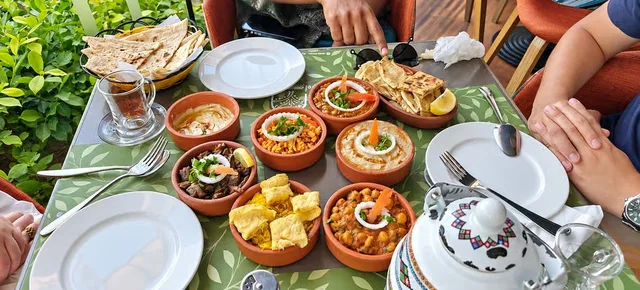 Manama Souq Food Tour: Bahraini Tastings & Guided Walk in Manama — experience image 6 of 11