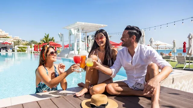 Th8 Palm Dubai Beach Day Pass: Fluid Pool & Beach Club in Dubai — experience image 3 of 7