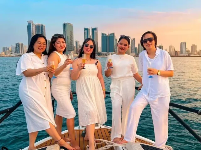 Manama Private Boat Cruise & Bahraini Restaurant Dinner experience in Manama