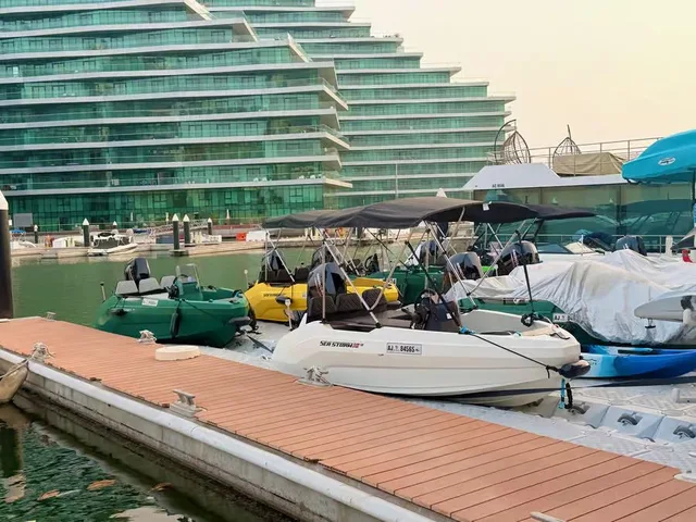 Yas Island Self-Drive Boat Rental: Private One-Hour Option in Abu Dhabi — experience image 13 of 16