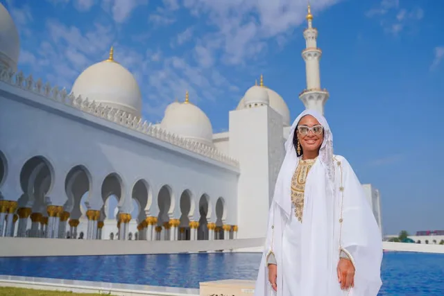 Abu Dhabi Tour from Dubai: Grand Mosque, Palace & Etihad Towers in Dubai — experience image 11 of 24