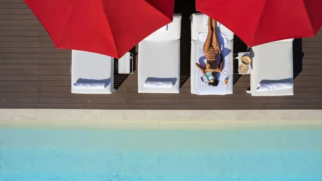 Th8 Palm Dubai Beach Day Pass: Fluid Pool & Beach Club in Dubai — experience image 2 of 7