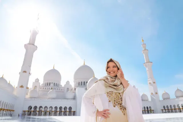 Abu Dhabi Tour from Dubai: Grand Mosque, Palace & Etihad Towers experience in Dubai