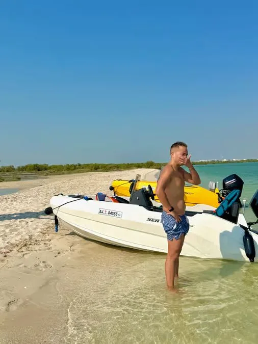 Yas Island Self-Drive Boat Rental: Private One-Hour Option in Abu Dhabi — experience image 11 of 16