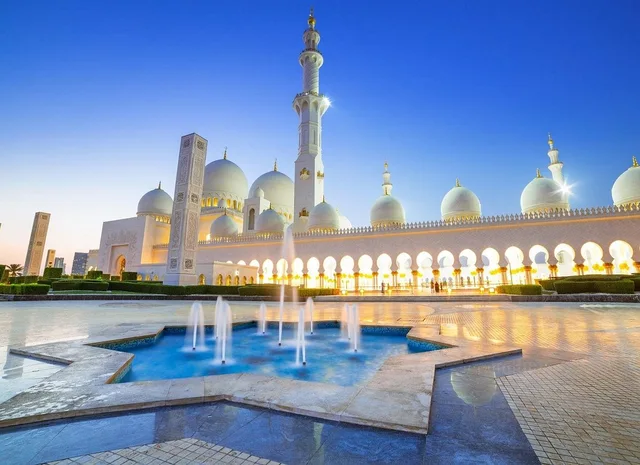 Abu Dhabi Grand Mosque & Warner Bros World Tour in Abu Dhabi — experience image 3 of 8