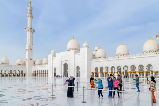 Abu Dhabi Tour from Dubai: Grand Mosque, Palace & Etihad Towers in Dubai — experience image 16 of 24