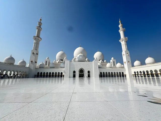 Big Bus Abu Dhabi: One-Day Hop-On Hop-Off Ticket in Abu Dhabi — experience image 6 of 14