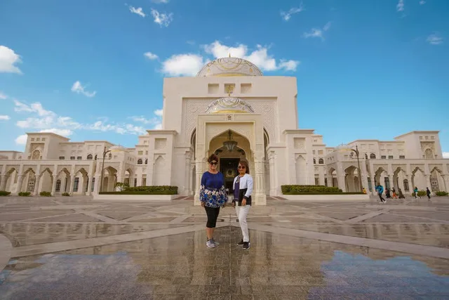 Abu Dhabi Tour from Dubai: Grand Mosque, Palace & Etihad Towers in Dubai — experience image 7 of 24
