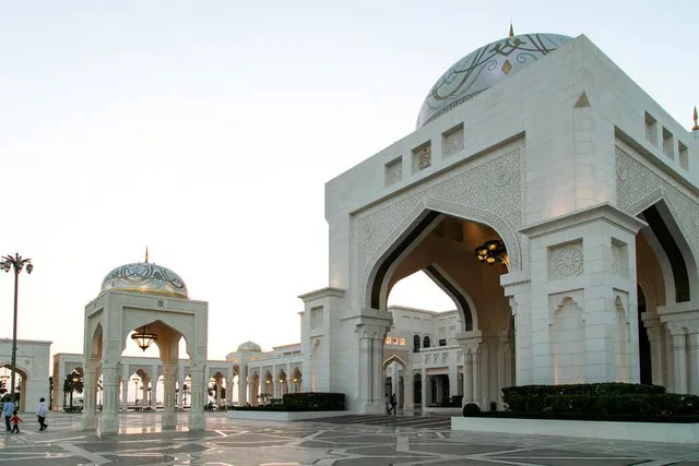 Abu Dhabi Tour from Dubai: Grand Mosque, Palace & Etihad Towers in Dubai — experience image 18 of 24