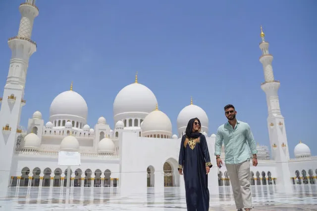 Abu Dhabi City Tour: Grand Mosque, Qasr Al Watan & Etihad Towers in Abu Dhabi — experience image 5 of 15