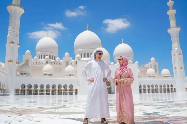 Abu Dhabi Tour from Dubai: Grand Mosque, Palace & Etihad Towers in Dubai — experience image 9 of 24