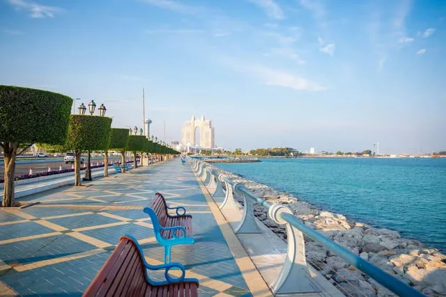 Abu Dhabi Full-Day Tour from Dubai with Sheikh Zayed Grand Mosque in Dubai — experience image 7 of 7