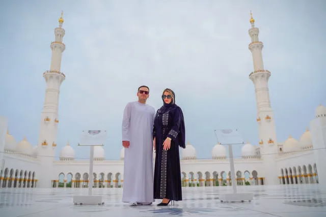 Abu Dhabi City Tour: Grand Mosque, Qasr Al Watan & Etihad Towers in Abu Dhabi — experience image 3 of 15