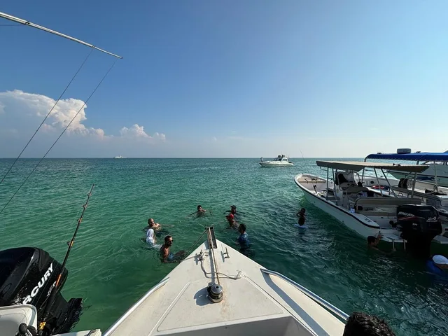 Jarada Island Private Boat Trip from Bahrain: 3 or 6 Hours in Manama — experience image 11 of 12