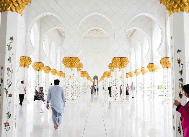 Abu Dhabi Grand Mosque & Warner Bros World Tour in Abu Dhabi — experience image 4 of 8