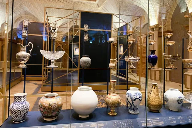 Abu Dhabi Tour from Dubai: Grand Mosque, Palace & Etihad Towers in Dubai — experience image 17 of 24