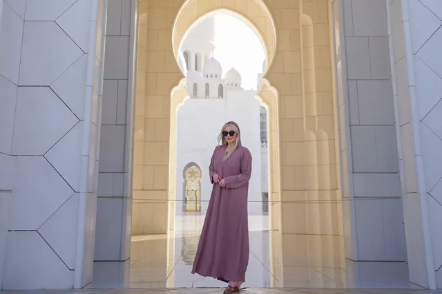 Abu Dhabi City Tour: Grand Mosque, Qasr Al Watan & Etihad Towers in Abu Dhabi — experience image 9 of 15