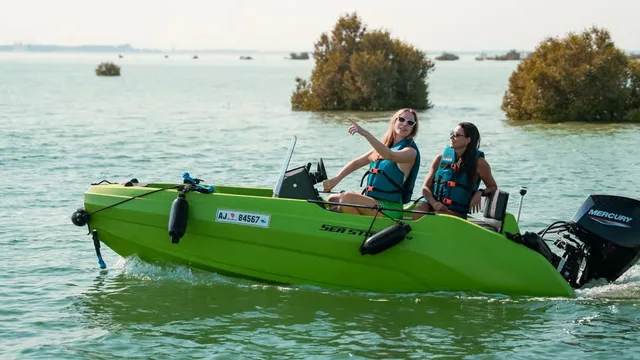 Yas Island Self-Drive Boat Rental: Private One-Hour Option in Abu Dhabi — experience image 9 of 16