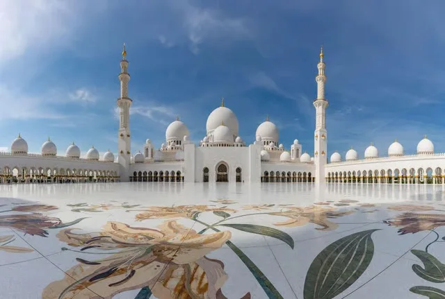 Abu Dhabi Full-Day Tour from Dubai with Sheikh Zayed Grand Mosque in Dubai — experience image 5 of 7