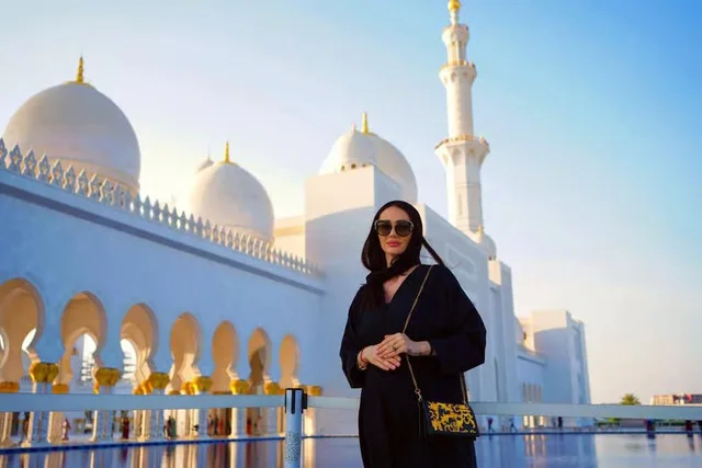 From Abu Dhabi: Grand Mosque, Royal Palace and Etihad Tower experience in Abu Dhabi