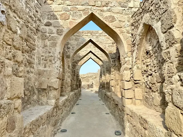 Bahrain UNESCO Tour: Dilmun Mounds, Fort & Pearling Path in Manama — experience image 9 of 14