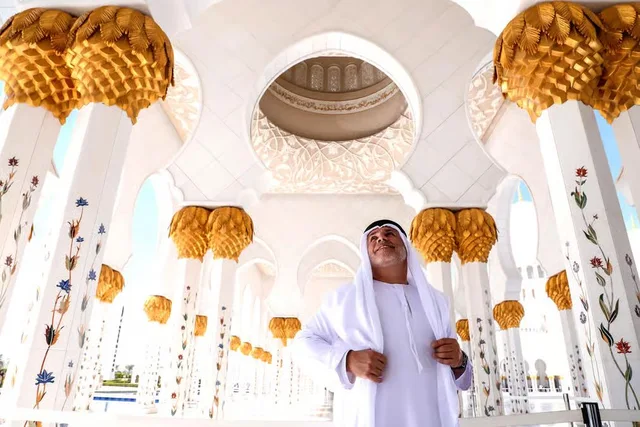 Abu Dhabi Tour from Dubai: Grand Mosque, Palace & Etihad Towers in Dubai — experience image 12 of 24