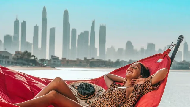 Th8 Palm Dubai Beach Day Pass: Fluid Pool & Beach Club in Dubai — experience image 4 of 7