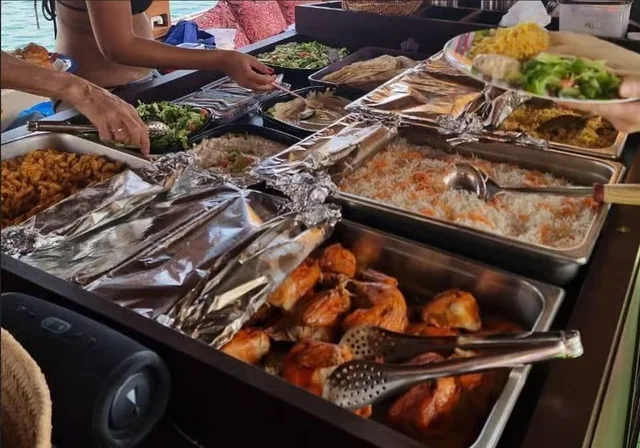 Musandam Khasab Dhow Cruise from Ras Al Khaimah with Lunch in Ras Al-Khaimah — experience image 7 of 18