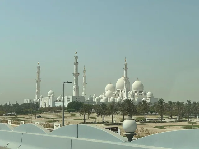 Abu Dhabi Private City Tour from Sharjah: Grand Mosque & Corniche in Sharjah — experience image 3 of 30