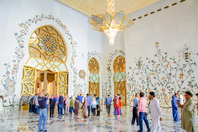 Abu Dhabi Tour from Dubai: Grand Mosque, Palace & Etihad Towers in Dubai — experience image 15 of 24
